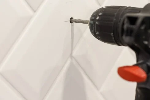 Bohrmaschine bohrt in Fliese